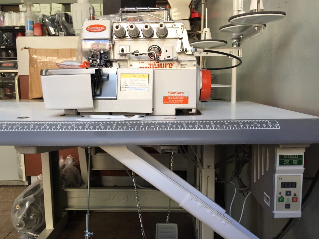 OVERLOCK 4 HILOS CON ATRAQUE MARCA SUNSURE SS747D/BK Maquineria Paternal